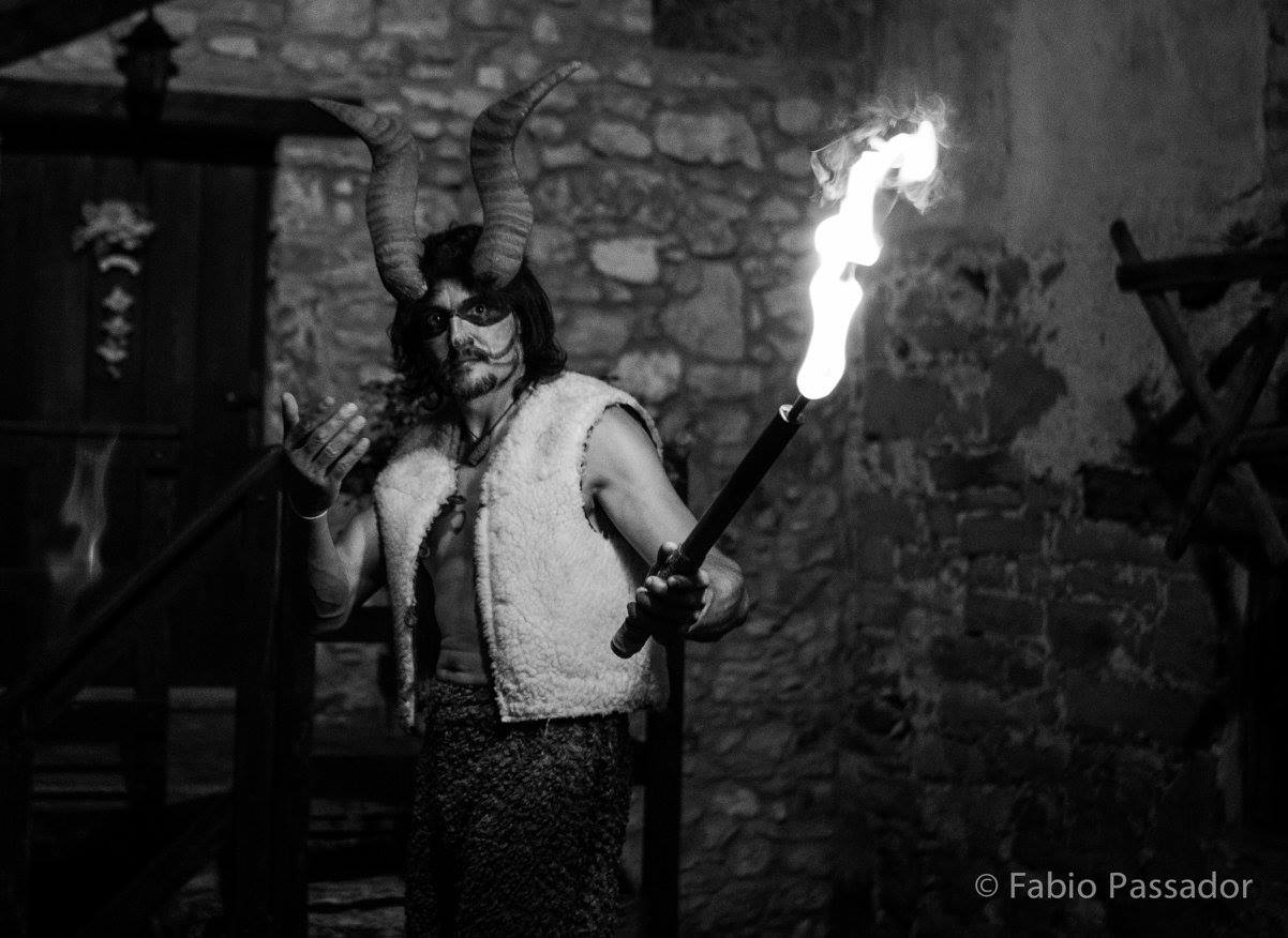 la notte delle creature molino rosenkranz con torcia